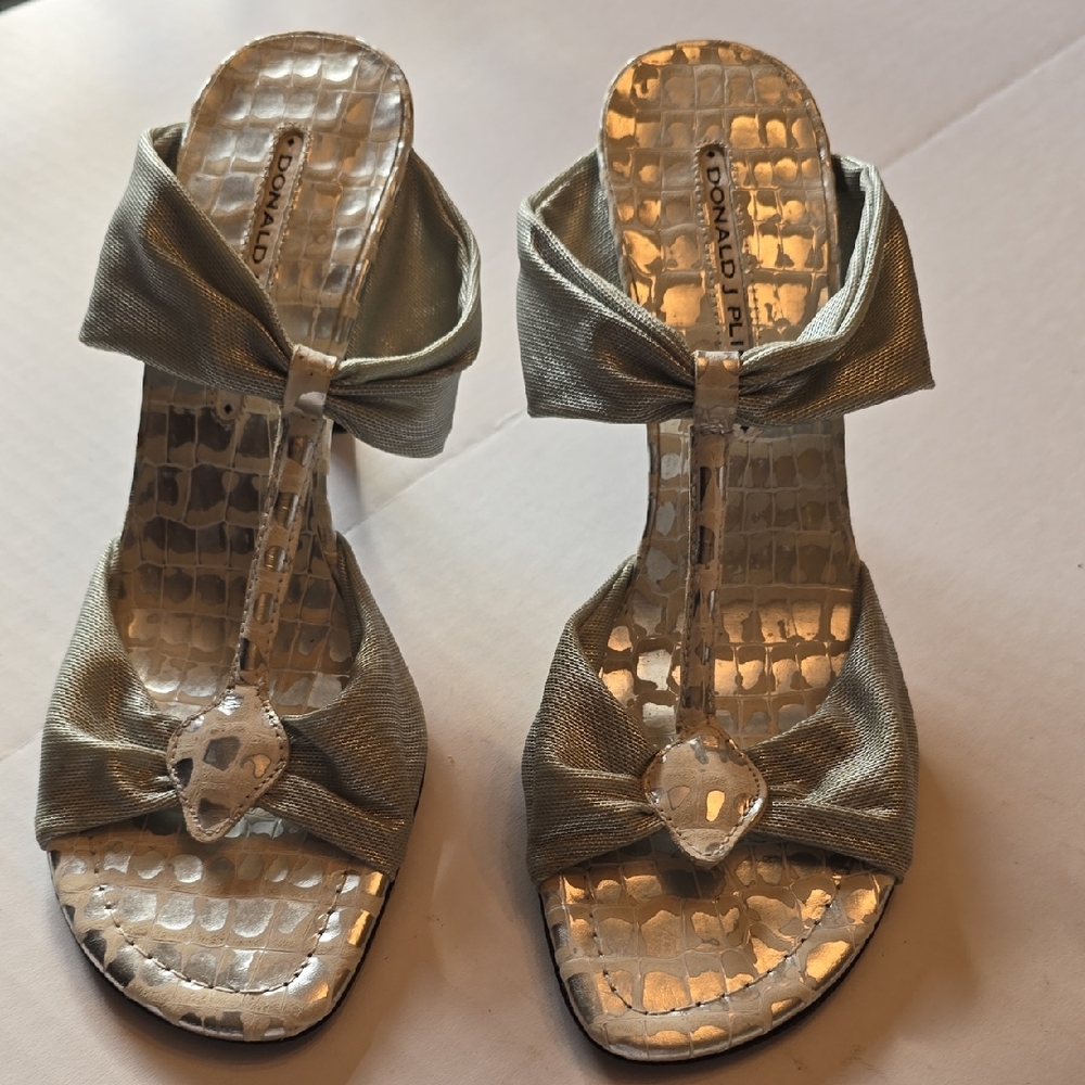 NWOT Donad Pliner Silver/Ivory Heels with Metallic Silver Upper Strap Sz8.5M $75
